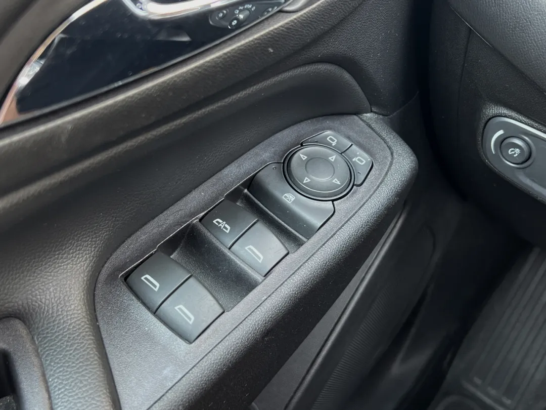 2020 Chevrolet Equinox - 2GNAXTEV6L6189021 - Image #32
